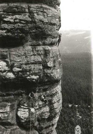 Sächsische Schweiz, Affensteine. Bloßstock. Seilschaft Ehrhardt Renger über dem 1. Ring der Ostwand (FKV-Weg, Ostkante, VIIb)