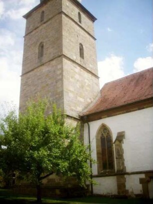 Kirche von Nordwesten (Spätgotischer Neubau 1499-1519) über Kirchturm sowie Langhaus in Übersicht