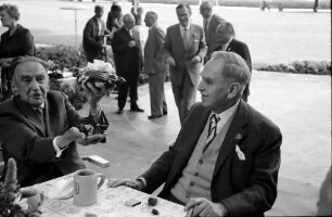 Nobelpreisträgertagung 1960 Mediziner; Maikäferrede: Hans v. Euler-Chelpin, Otto Hahn; im Hintergrund: Graf Lennart Bernadotte mit F. K. Hein