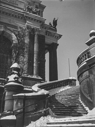 Dresden-Altstadt. Brühlsche Terrasse. Treppenaufgang an der Hochschule der Bildenden Künste