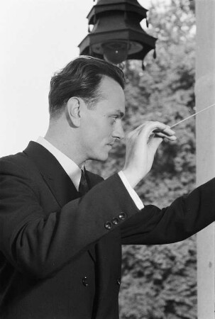 Serenade in Pillnitz (Reportage) mit Kurt Masur, 10. Juli 1955 : Serenade im Hof von Schloß Pillnitz. Konzert der Dresdner Philharmonie unter Leitung von Kurt Masur, Porträt Masur