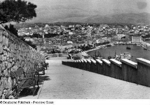 Blick von einer Promenade (vielleicht am Berg Marjan) zur Stadt und auf ein Hafenbecken