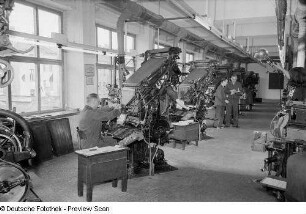 Blick in den Arbeitsraum der Maschinensetzer (Schriftsetzer)