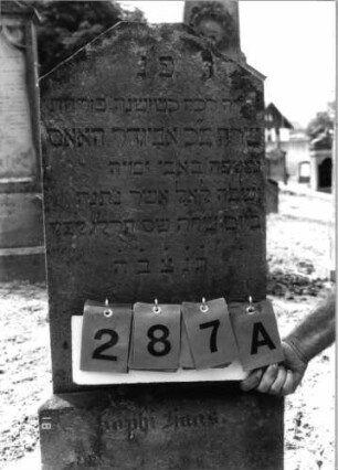 Grabstein 287 (Index: 99797822) Material: Sandstein, weiß Zustand: leichht verwittert Maße HxBxT: 93x41x11 cm Beschreibung: Stele, giebelartig abgeflachter Abschluß, Sockel: Grabstein 287A