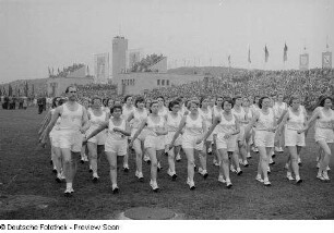 Mitglieder der Sportvereinigung Medizin während des Einzugs auf die Festwiese des Sportforums