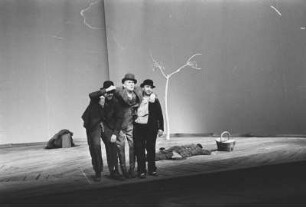 Szenenbilder aus "Warten auf Godot", Theaterstück von Samuel Beckett. Schiller-Theater Berlin, Februar 1965
