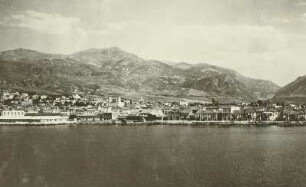 Patras (Griechenland). Stadtansicht, vom Schiff gesehen