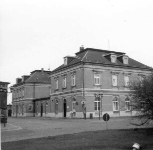 Coswig. Neuer Bahnhof, Empfangsgebäude. Stadtseite von Norden