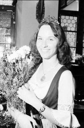Freiburg: Am Mikrophon; Gisela Faber [Weinkönigin]
