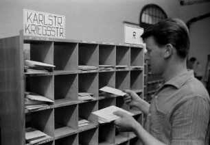 Briefsortierung beim Postamt 1.