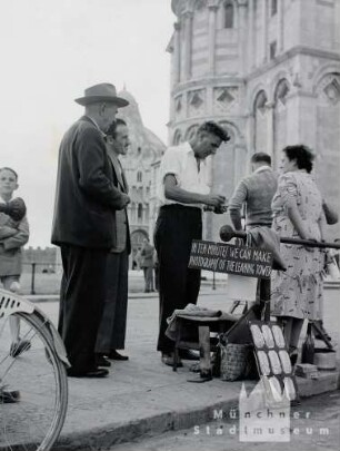 Pisa. Passanten am Domplatz