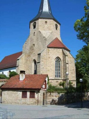 Ansicht von Südosten mit Kirche (im Kern Romansich mit Gotischer Erweiterung (Chorapside)- achteckiges Obergeschoß um 1600) über Basis der Kirchhofmauer- Wehrgang mit Steinbrüstung im 18 Jh abgetragen