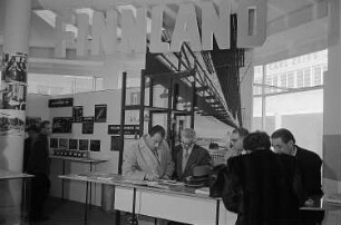 Messebesucher am Ausstellungsstand Finnlands