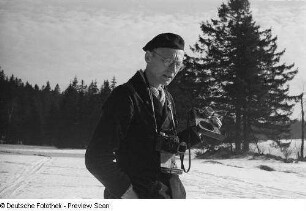 Portrait Georg Zimmers mit zwei Fotoapparaten