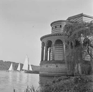 Die Arkaden der Heilandskirche in Potsdam-Sacrow mit Segelbooten auf der Havel