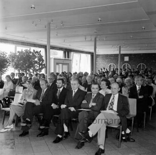 Stormarnschule: Gymnasium: Waldstraße: 50-jähriges Jubiläum: Festakt in der Pausenhalle: Blick auf die Gäste, 16. Mai 1977
