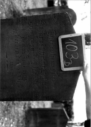 Grabstein 103 (Index: 100111213) Material: Sandstein Zustand: gut Maße HxBxT: 129x64x12 cm Beschreibung: ädikulaartige Stele mit Halbsäulen, giebelartiger Abschluß mit Verdachung Symbolik: segnende Hände, Blüte: Grabstein 103B