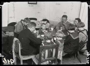 Familie mit Kindern am Kaffeetisch : Familie mit Kindern am Kaffeetisch