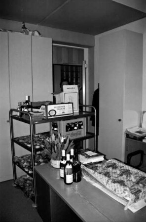 Tagung "Horizonte der Regionalgeschichte. Von Ämtern und Gutsbezirken zur Metropolregion": Büro des Kulturreferenten (F6): Wagen mit Speisen und Getränken