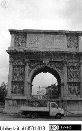 Arco di Traiano (Trajansbogen), Nordöstliche Seite (Stadtseite)