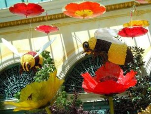 Hotelhalle am Las Vegas Boulevard mit Blütendekoration