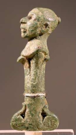 Messergriff mit groteskem Kopf