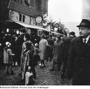 Weihnachten - Verschiedenes: Rathaus - Weihnachtsmesse, Striezelmarkt, Baumverkauf, Weihnachtsfeier, Altmarkt 21, Landhaus, Jugendklub WBA 361 Weihnachtsfeier