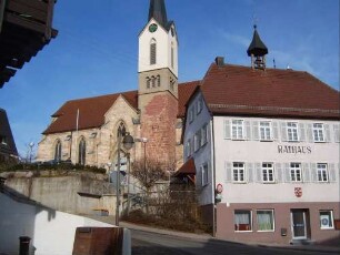 Ansicht von Süden mit Kirche (Kirchturm im Kern Romanisch) in erhöht gelegenem Kirchhof (Kirchhofmauer nach Auflassung als Begräbnisplatz 1840 abgetragen) am Ortsrand