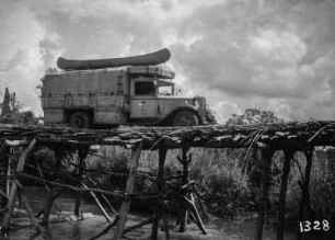 Überquerung einer Brücke : Ein Wagen der Schomburgk-Expedition überquert eine Brücke.