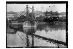 Hängebrücke : Deutschland? Hängebrücke über einen Fluss, um 1910/1920