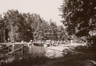 Röder bei Zabeltitz. Brücke am Gabelwehr, vorn Eisbrecher
