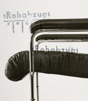 Armlehnstuhl : Leipzig. Leipziger Herbstmesse, 1983. Armlehnstuhl. Metall, Holz, Polsterung mit Kunstlederbezug, schwarz (1983; VEB Metallwaren Naumburg). Teilansicht mit Armlehne