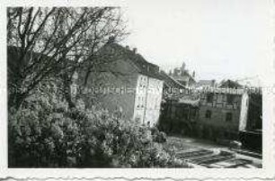 Blick auf die Gewächshausflächen und ein Gebäude der Deutschen Kolonialschule in Witzenhausen