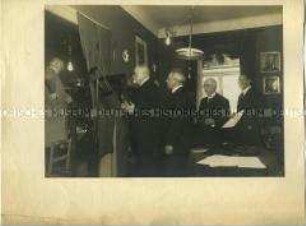 Wilhelm Doegen bei Tonaufnahmen mit Professor Eduard Sievers
