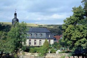 Kirche St. Bartholomäus mit Teilen der Friedhofsmauer