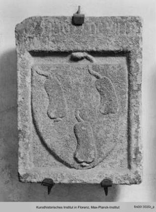 Grabstein mit dem Wappen der Familie Villanuzzi