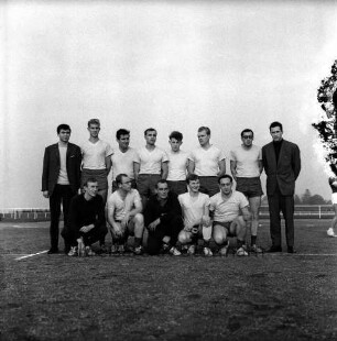 Verein für Leibesübungen (VfL) Oldesloe von 1862 e.V.: Handballmannschaft auf Sportplatz