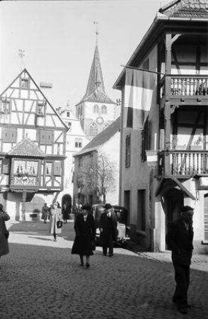 Turckheim: Gasse am Tor und Kirchturm