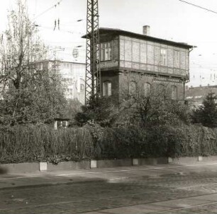 Hochgleisanlage (Bahndamm) der Eisenbahnstrecke Dresden Hauptbahnhof - Bahnhof Dresden-Neustadt. Wärterstellwerk W 8 am südlichen Bahnhofskopf, Straßenseite : Dresden-Neustadt, Antonstraße. Hochgleisanlage (Bahndamm) der Eisenbahnstrecke Dresden Hauptbahnhof - Bahnhof Dresden-Neustadt. Wärterstellwerk W 8 am südlichen Bahnhofskopf, Straßenseite