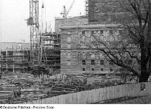 Opernhaus. Rohbau des Funktionsgebäudes in industrieller Schaltafelbauweise und Bühnenhaus mit zwingerseitiger Seitenbühne