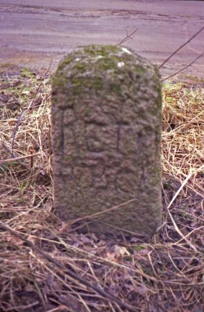 Altenweide: vor Einmündung in Bundesstraße 208: Grenzstein [Nr. 67] zwischen Westerau und Rethwisch: Seite Rethwisch