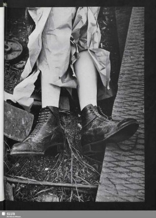 Aus dem Welttheater des Lumpensammlers (eingepackte Beine und Schuhe)