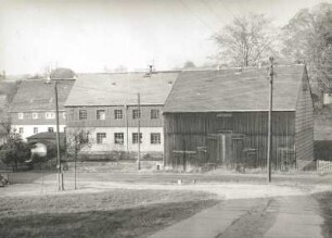 Olbernhau-Dörnthal, Hauptstraße 207-209. Wohnhaus (Nr. 207), Werkstatt- und Lagergebäude (Nr. 207) der Intarsienwerkstatt. Ansicht von Süden