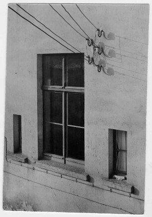 Stromleitungen an einer Hauswand