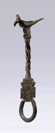 Fingerkunkel mit figürlicher Bekrönung in Gestalt eines Pfaus