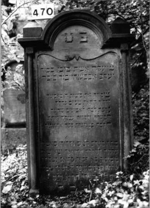 Grabstein 470 (Index: 99803770) Material: Sandstein Zustand: gut Maße HxBxT: 133x78x16 cm Beschreibung: Stele mit verdacht. eingezog. Rundbogen, Seitenakroterien, zwei Halbsäulen Symbolik: Seitenakroterien, Halbsäulen Besonderheit: Endreim, längerer Text: Grabstein 470