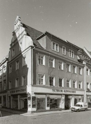 Pirna-Altstadt. Wohn- und Geschäftshaus, Schössergasse 11 : Pirna-Altstadt. Wohnhaus mit Laden, Schössergasse 11 (rechts). Eckansicht