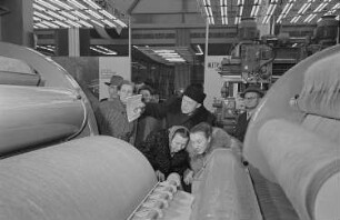 Messebesucher in der polnischen Ausstellungshalle, Präsentation von Textilmaschinen, Krempelmaschinen für Kammgarne