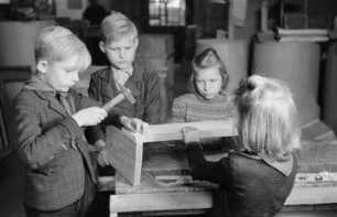 Reportage über Schüler und Lehrer der Schule am Spittelmarkt : Schüler während des Werk-Unterrichts