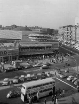 180° Panorama, Bild 2 von 5. Blick über den Joachimsthaler Platz den Kurfürstendamm entlang.. Berlin-Charlottenburg, Joachimsthaler Platz
